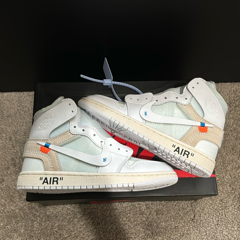 OFF WHITE Jordan 1 NEW IN BOX Women’s 6.5
